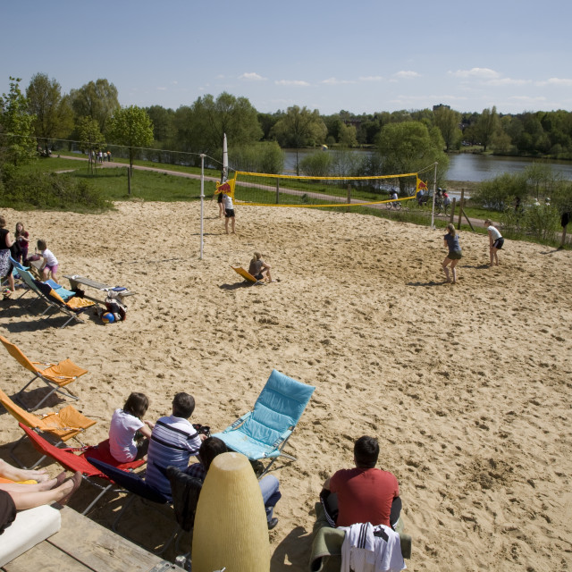 "Sonne, Sommer, Strand: künstlicher Sandstrand "Düne 13" am Obersee in Bielefeld" stock image