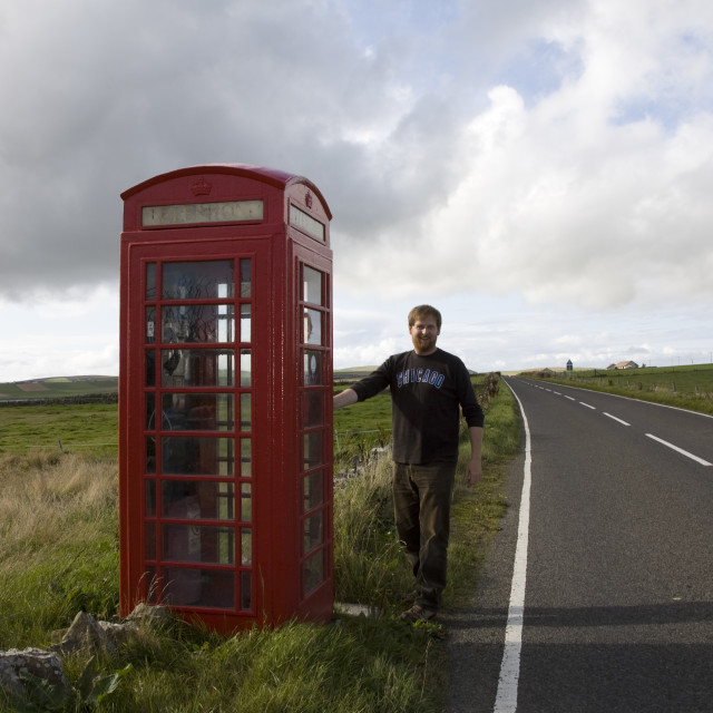 "rote Telefonzelle der British Telekom in der weiten Landschaft der Orkney-Inseln" stock image