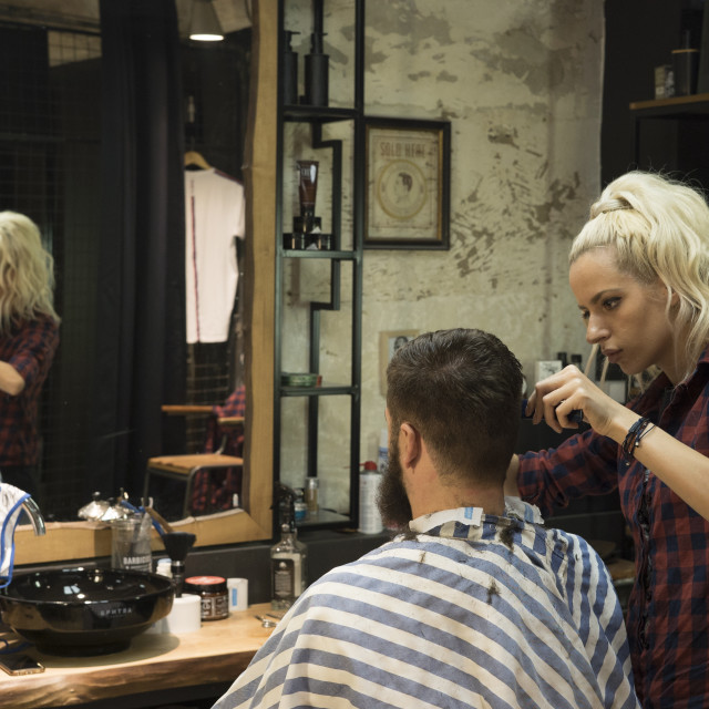 "Friseurin schneidet jungen Mann die Haare" stock image