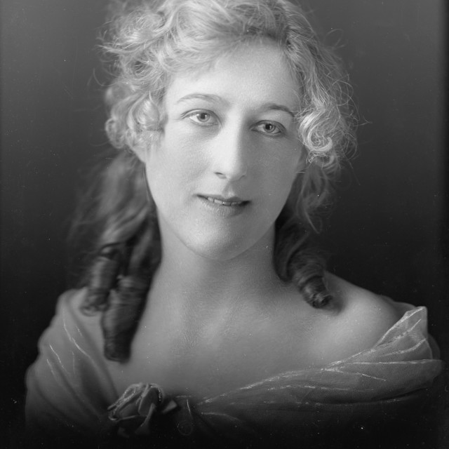 "VINTAGE PORTAIT OF A BEAUTIFUL WOMAN" by JOHN MOUNT - $25.10 "VINTAGE PORTAIT OF A BEAUTIFUL WOMAN" stock image