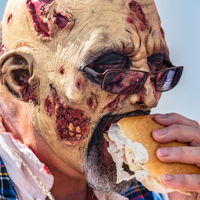 "ZOMBIE EATING A SANDWICH" by JOHN MOUNT - $25.14 "ZOMBIE EATING A SANDWICH" stock image