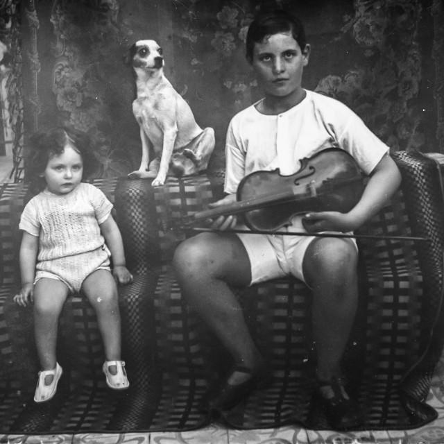 "VINTAGE FAMILY PORTRAIT" by JOHN MOUNT - $25.10 "VINTAGE FAMILY PORTRAIT" stock image