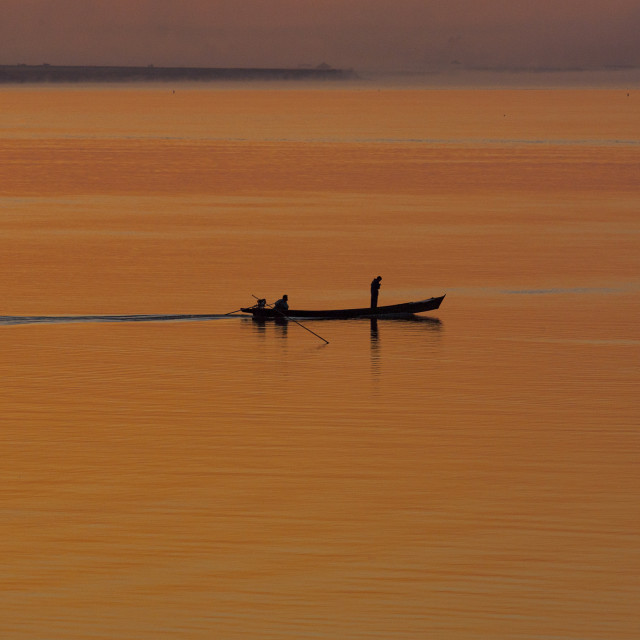 "1046 - Myanmar: Chindwin River, from Homalin to Kalewa, fishing in gold" stock image