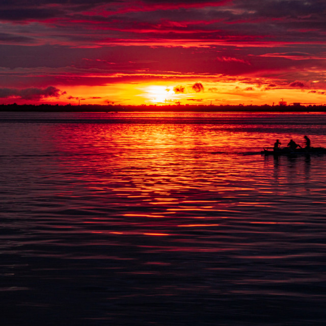 "Fisherman Cross The Ocean While The Sun Rises - Philippines, Asia" by Lewis Fink - £10.00 "Fisherman Cross The Ocean While The Sun Rises - Philippines, Asia" stock image