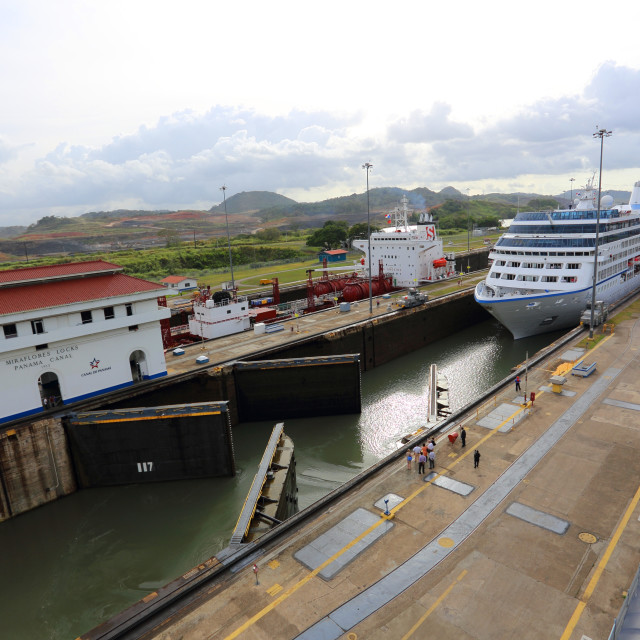 "Crucero pasando por el Canal de Panama" stock image