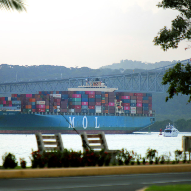 "Buque contenedores pasando por el Canal de Panama" stock image