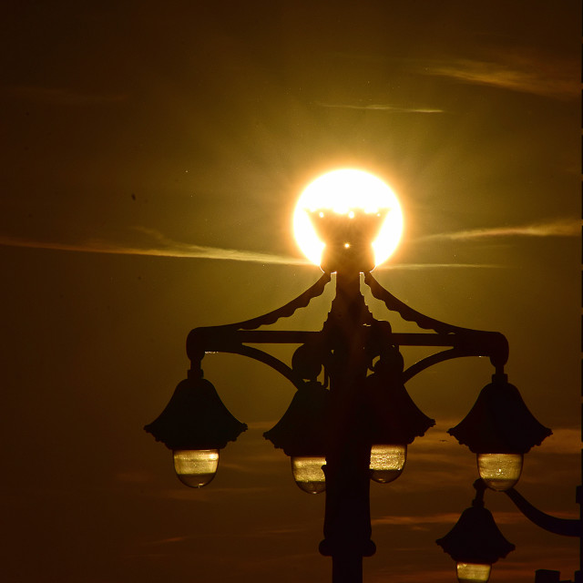 "sun on top of a lamp" stock image