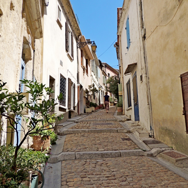 "An alley in Arles" by Amit Mendelsohn - £50.00 "An alley in Arles" stock image