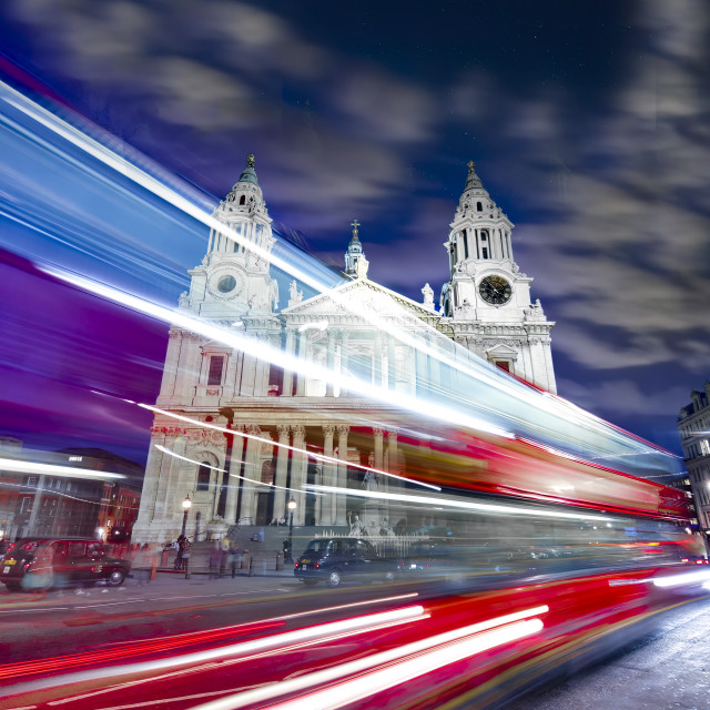 "RED DOUBLE DECKER BUS AND ST PAUL'S CATHEDRAL I VII" stock image