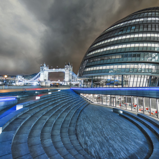 "THE SCOOP LONDON CITY HALL AND TOWER BRIDGE" stock image