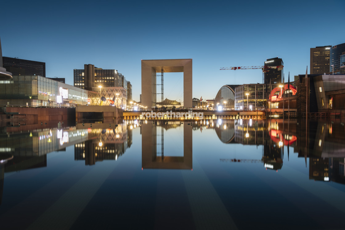 "La Grande Arche at twilight, La D√©fense, Puteaux, Paris, √éle-de-France,..." stock image