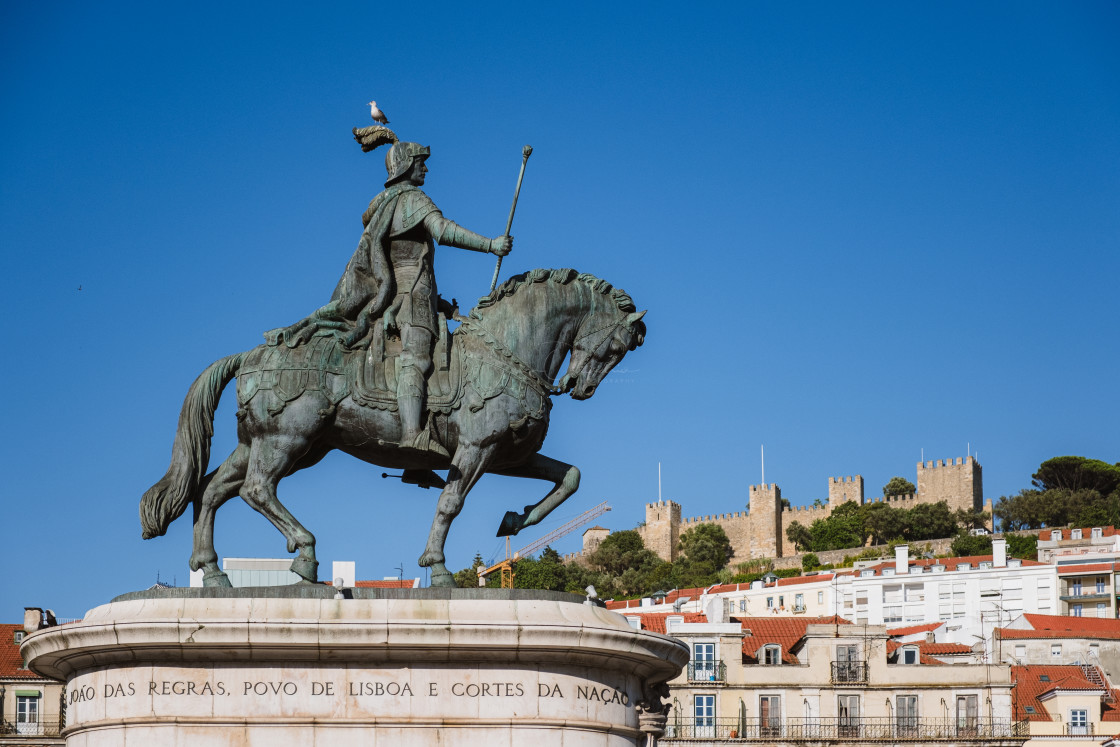 "Statue of King John I and the Lisbon Castle" stock image