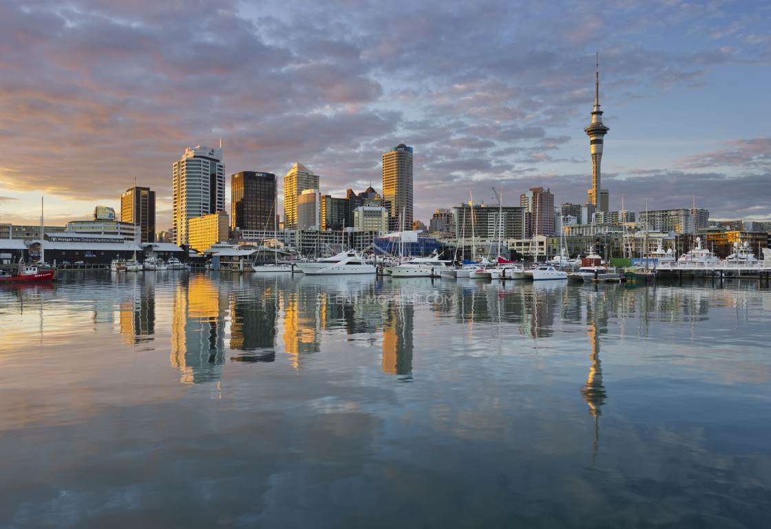 "Skyline Auckland, Jacht, Wynyard Crossing, Viaduct Basin, Hafen, Nordinsel, Neuseeland" stock image