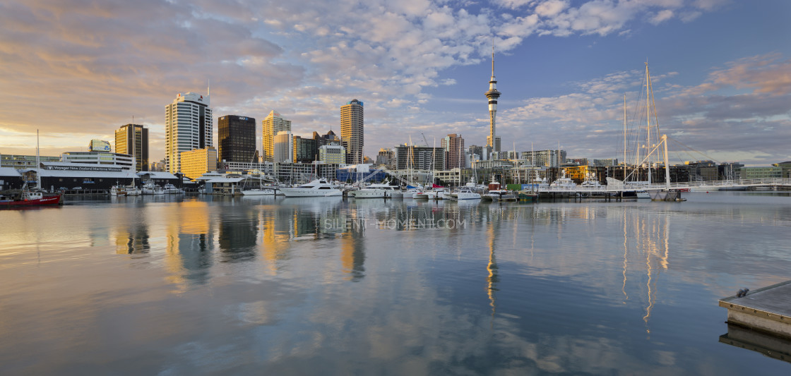 "Skyline Auckland, Jacht, Wynyard Crossing, Viaduct Basin, Hafen, Nordinsel, Neuseeland" stock image