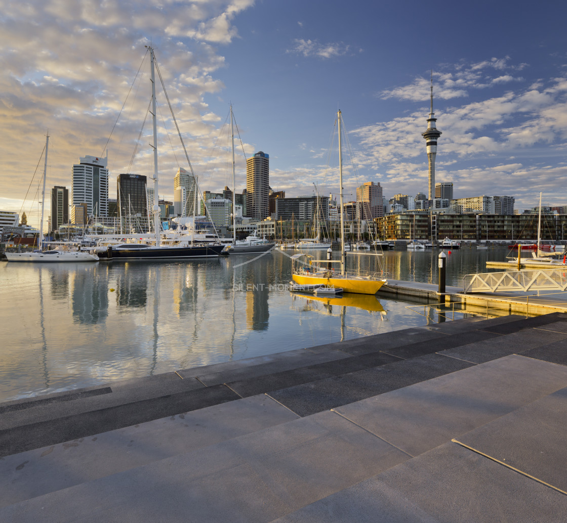 "Skyline Auckland, Jacht, Wynyard Crossing, Viaduct Basin, Hafen, Nordinsel, Neuseeland" stock image