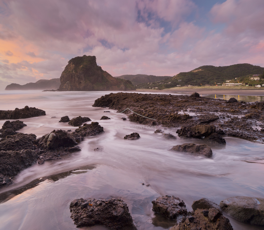 "Lion Rock, Piha, Auckland, Nordinsel, Neuseeland" stock image