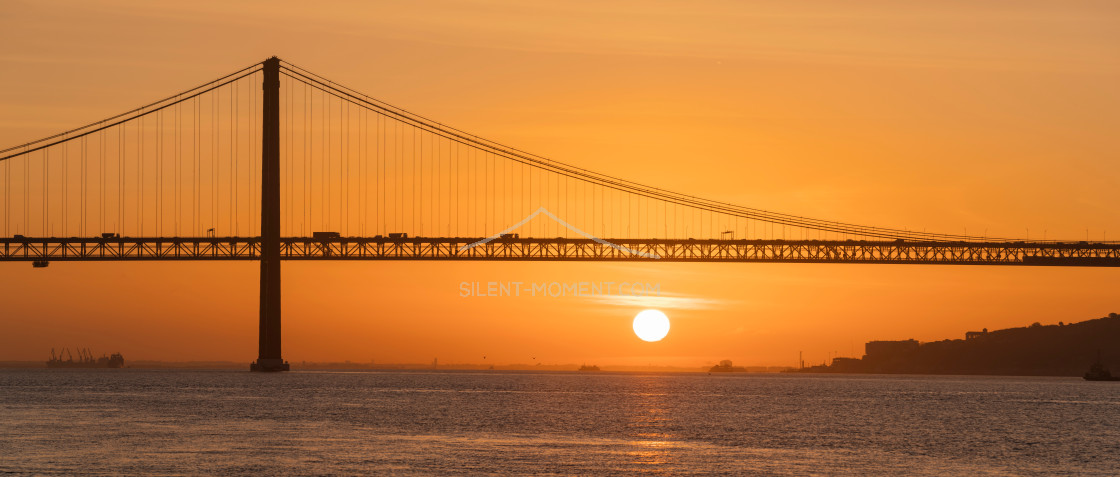 "Sonnenaufgang, Ponte 25 de Abril, Fluss Tajo, Lissabon, Portugal" stock image