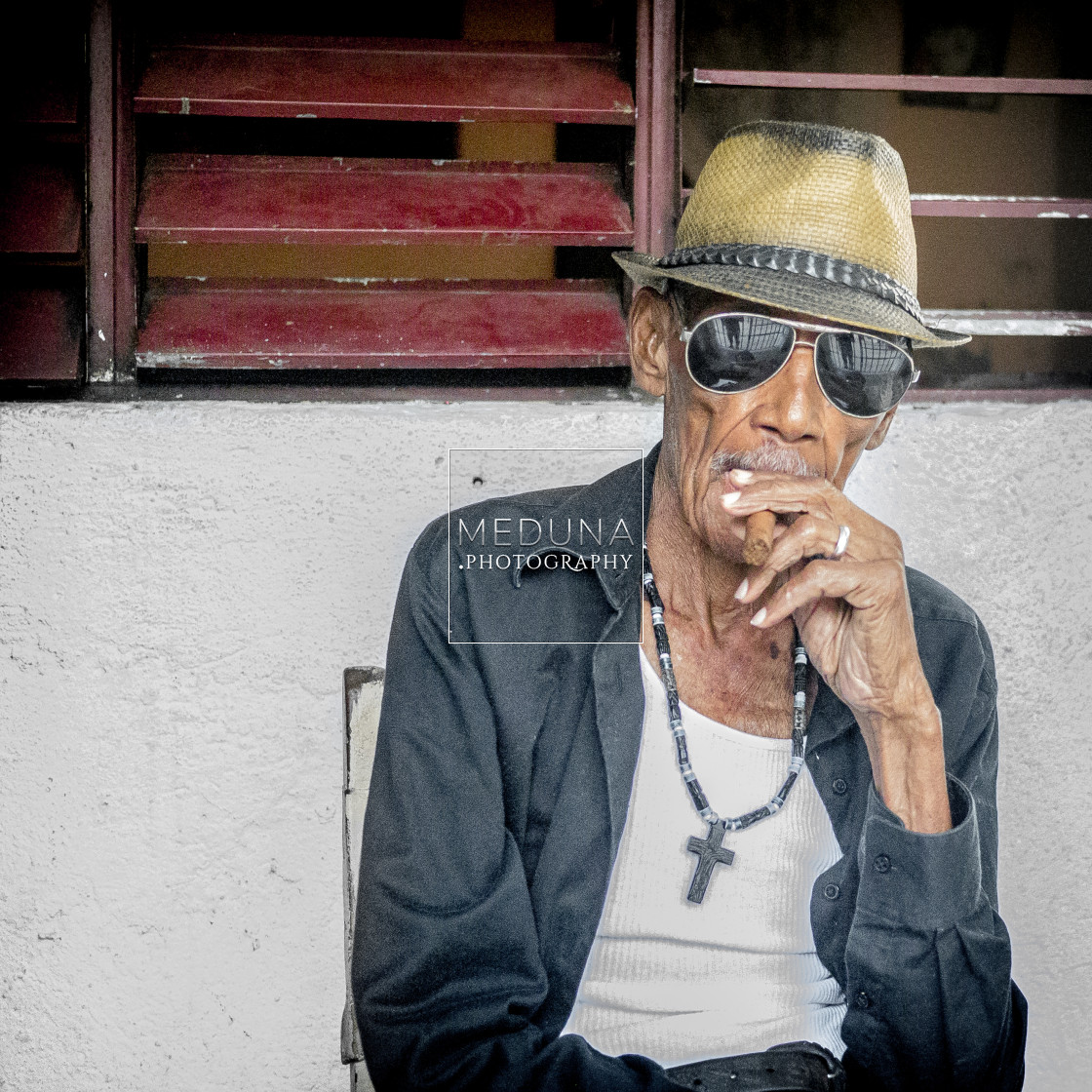 "Hombre con cigarro" stock image