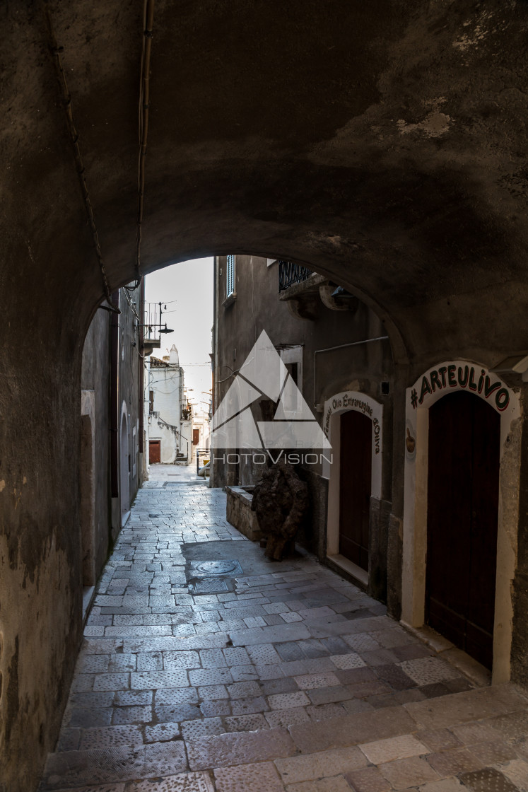 "Narrow streets with stairs, white houses and flowers in Peschici. Beautiful..." stock image