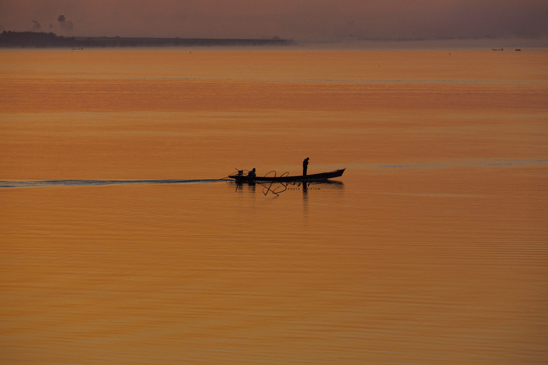 "1046 - Myanmar: Chindwin River, from Homalin to Kalewa, fishing in gold" stock image