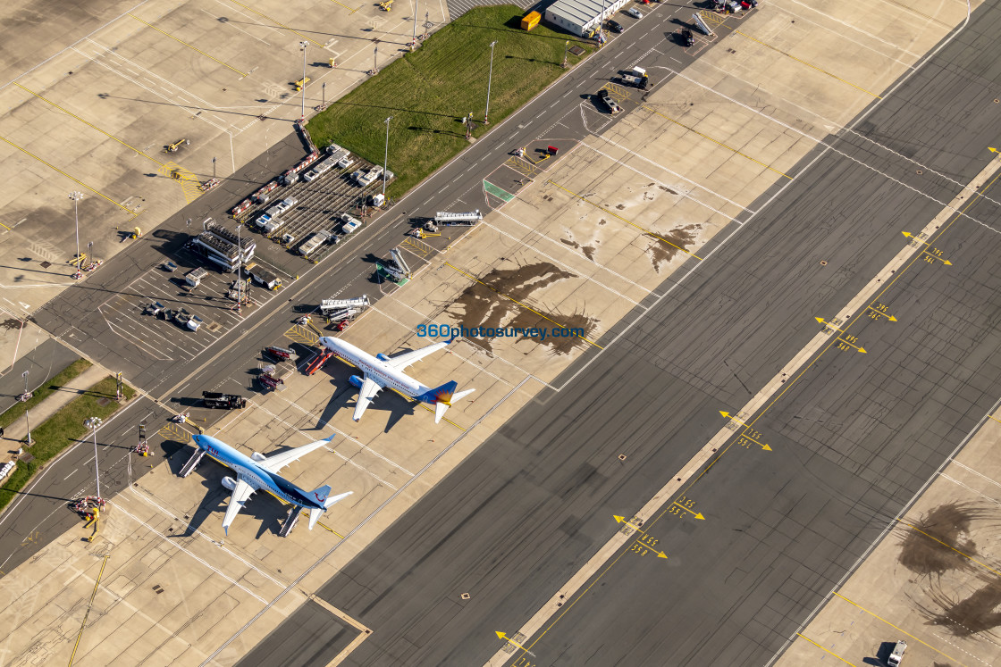 "Birmingham aerial photo Birmingham Airport defrosting aircraft 230404 78" stock image