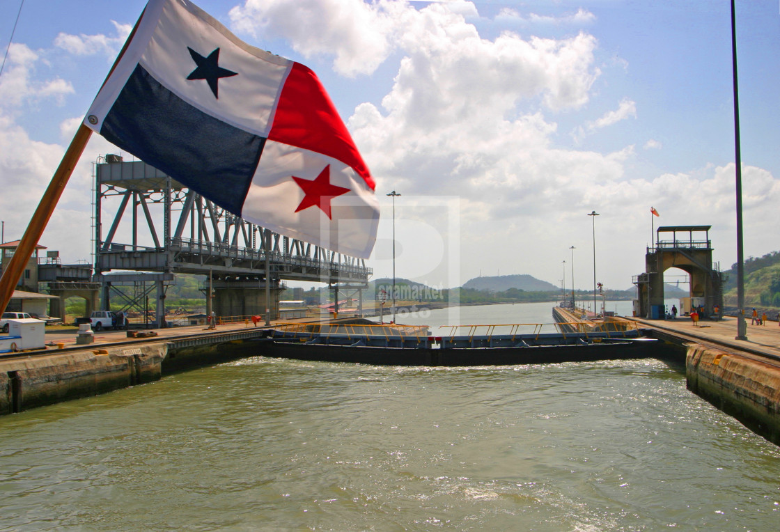 "La bandera de Panama como parte de todos los buques que pasan por el canal" by Panamarketphoto - $25.29 "La bandera de Panama como parte de todos los buques que pasan por el canal" stock image