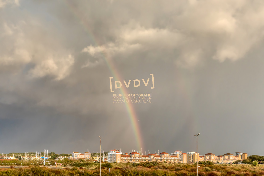 "100147 Regenboog boven Port Zelande" stock image