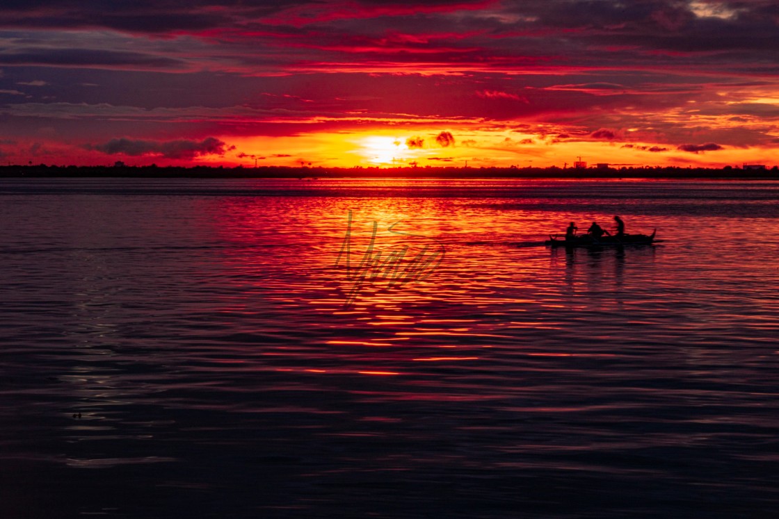 "Fisherman Cross The Ocean While The Sun Rises - Philippines, Asia" by Lewis Fink - £10.00 "Fisherman Cross The Ocean While The Sun Rises - Philippines, Asia" stock image