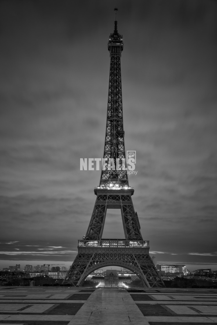 "Bland & White of the Eiffel tower" stock image