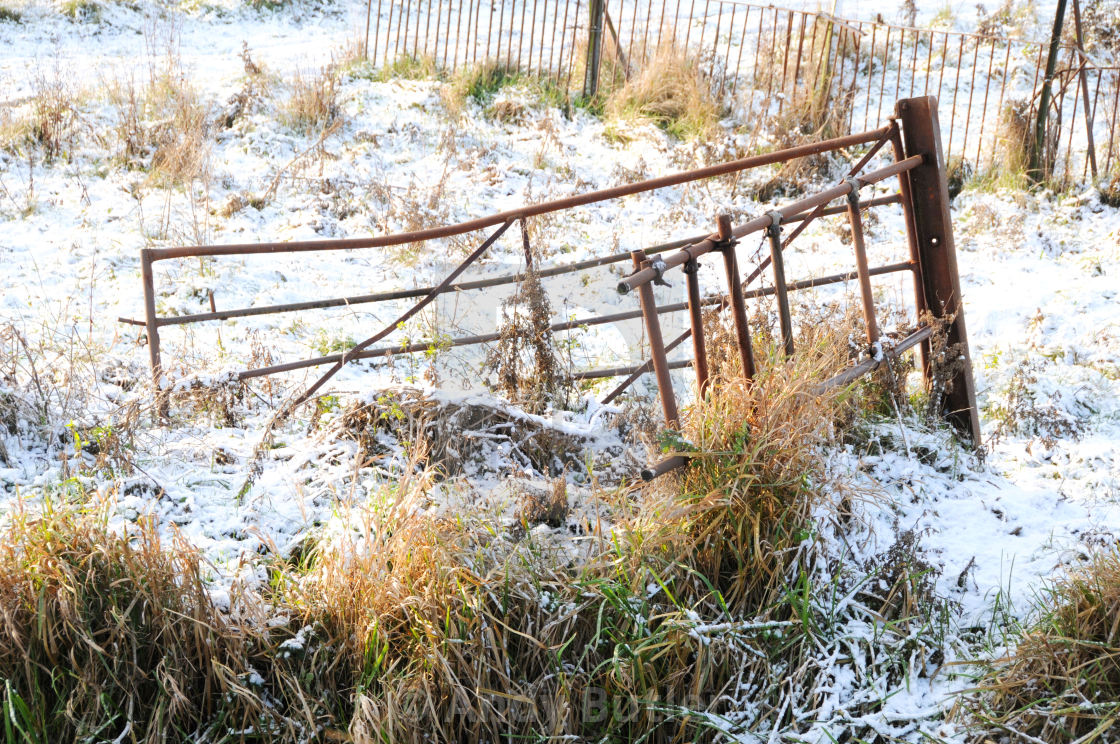 "Farm Gate in the snow, Sevenoaks Road, Langney, Eastbourne, East Sussex. © Andy Butler 2009 This image may not be reproduced without permission of the copyright holder (Andy Butler). Reproduction fees are payable for each use. andy@eastbournephotos.co.uk" stock image