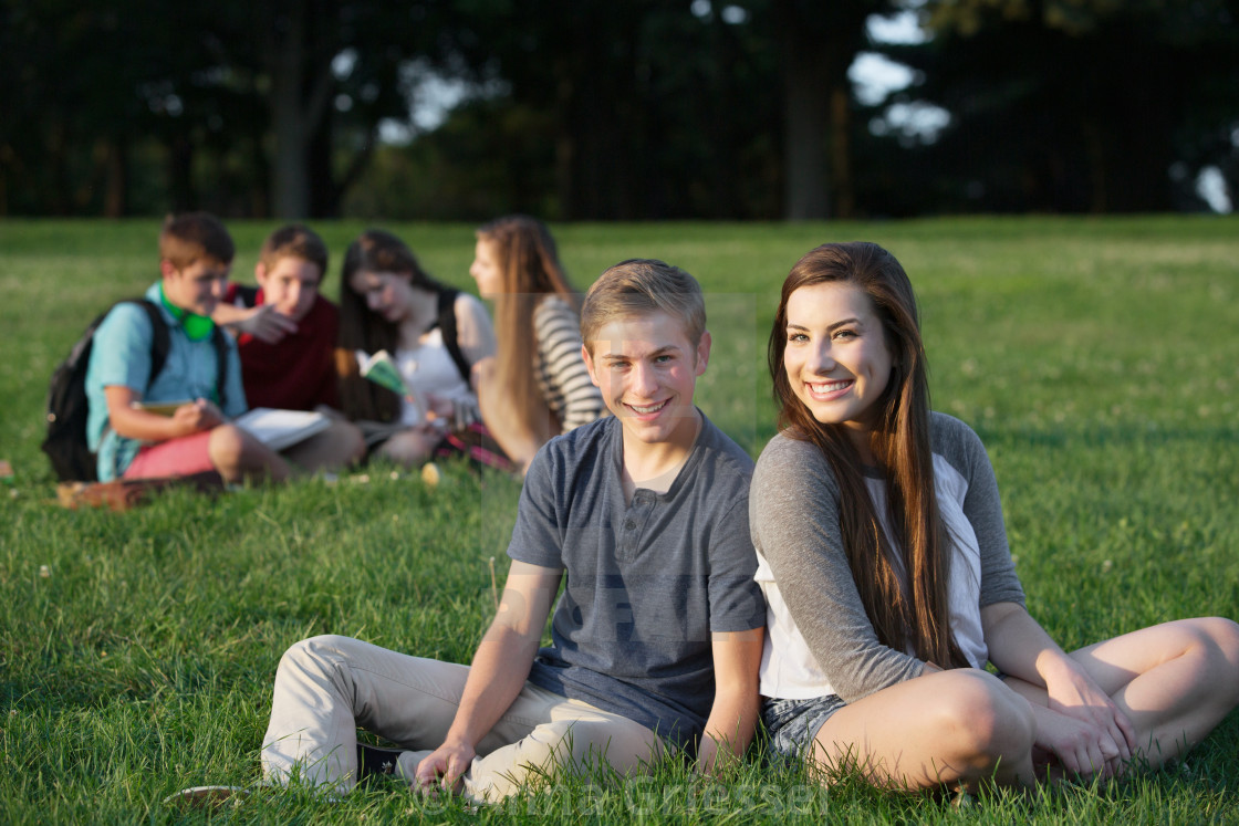 Подростки смеются. Сайт друзей подростков. Сайт друзей подростков. Четыре подростка. Интересные беседы для подростков.