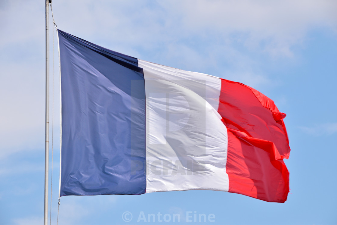 Флаг вверх. Флаг для вещей. Флаг вверх. Перевернутый российский флаг. Флаг вверх.