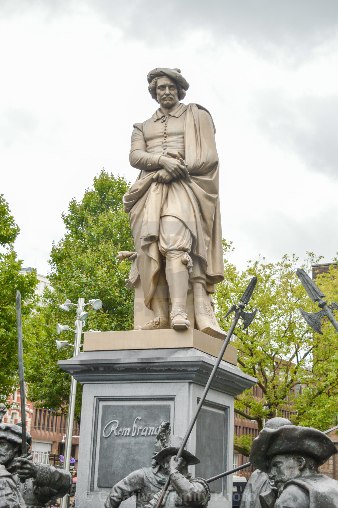 Памятник рембрандту в амстердаме