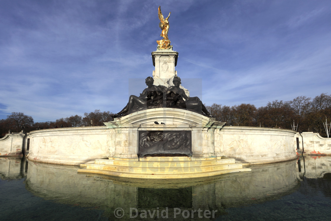 The Queen Victoria Memorial Outside Buckingham Palace St James London License Download Or Print For 20 00 Photos Picfair
