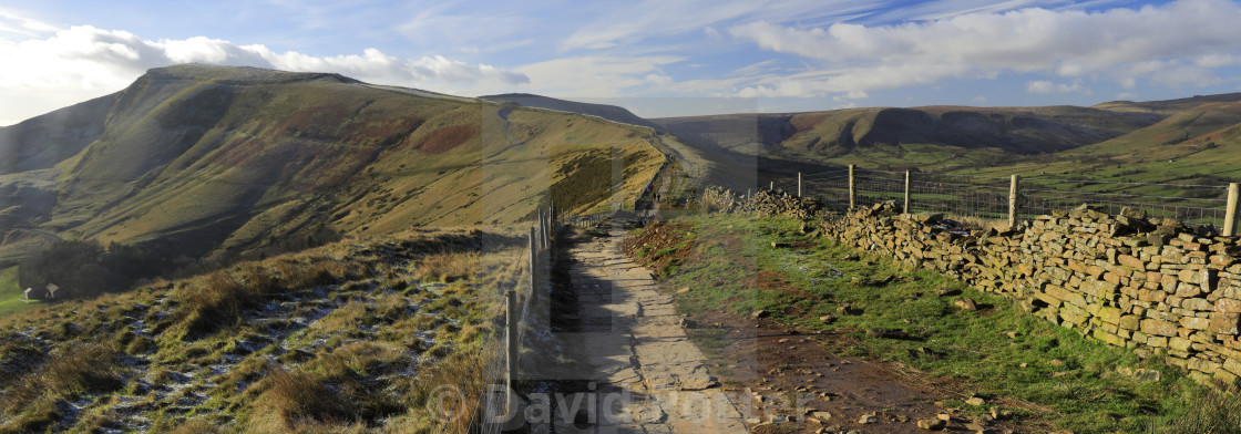 "Walkers at Hollins Cross on the Mam Tor ridge, Vale of Castleton, Derbyshire,..." stock image