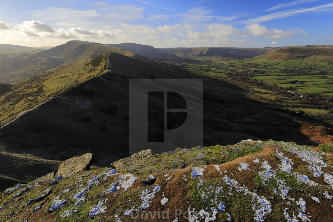 "Walkers on Back Tor hill on the Mam Tor ridge, Vale of Castleton, Derbyshire,..." stock image