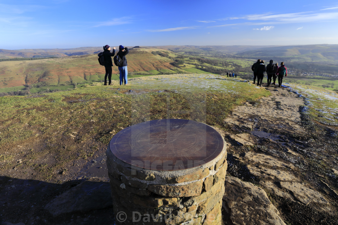 "Walkers at Lose hill on the Mam Tor ridge, Vale of Castleton, Derbyshire,..." stock image