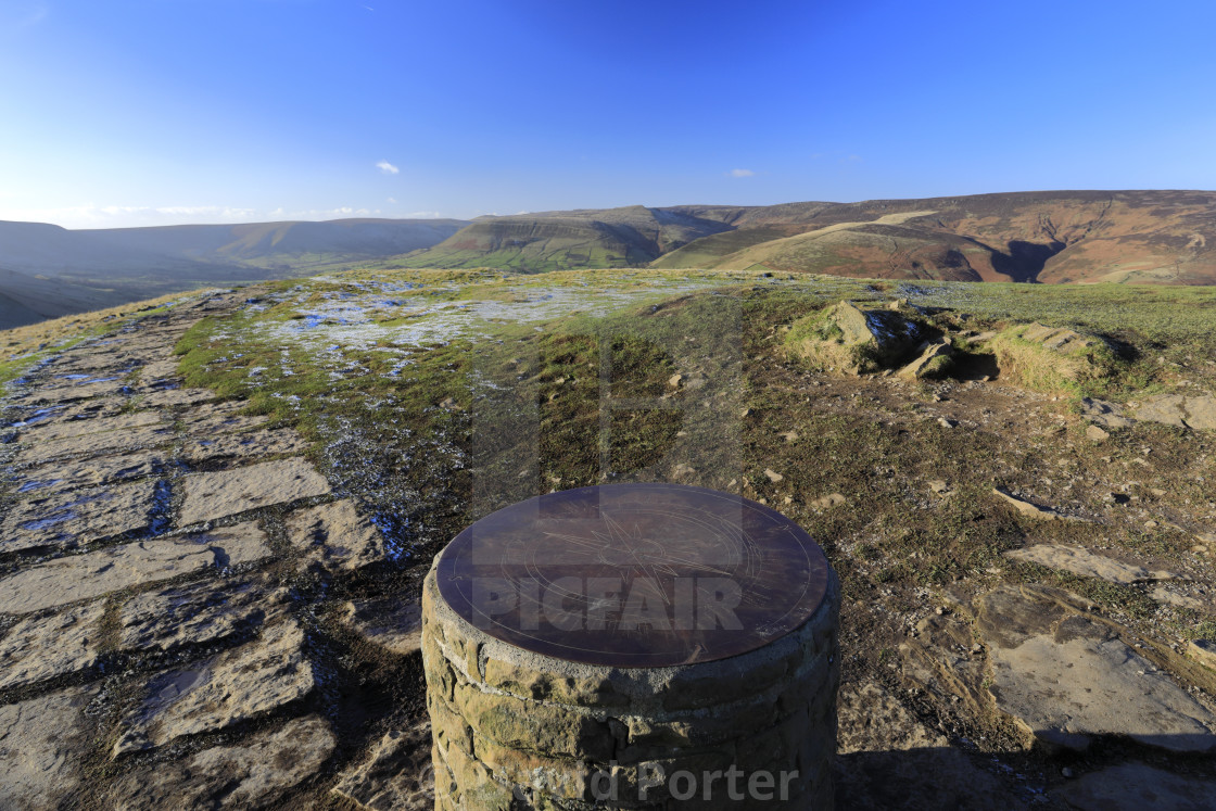 "Walkers at Lose hill on the Mam Tor ridge, Vale of Castleton, Derbyshire,..." stock image