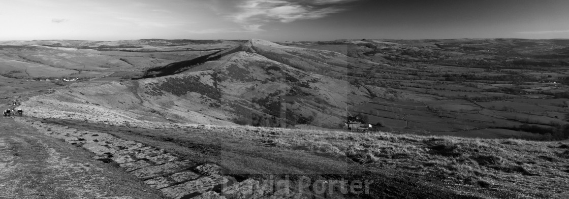 "Walkers along the Mam Tor ridge, Vale of Castleton, Derbyshire, Peak District..." stock image