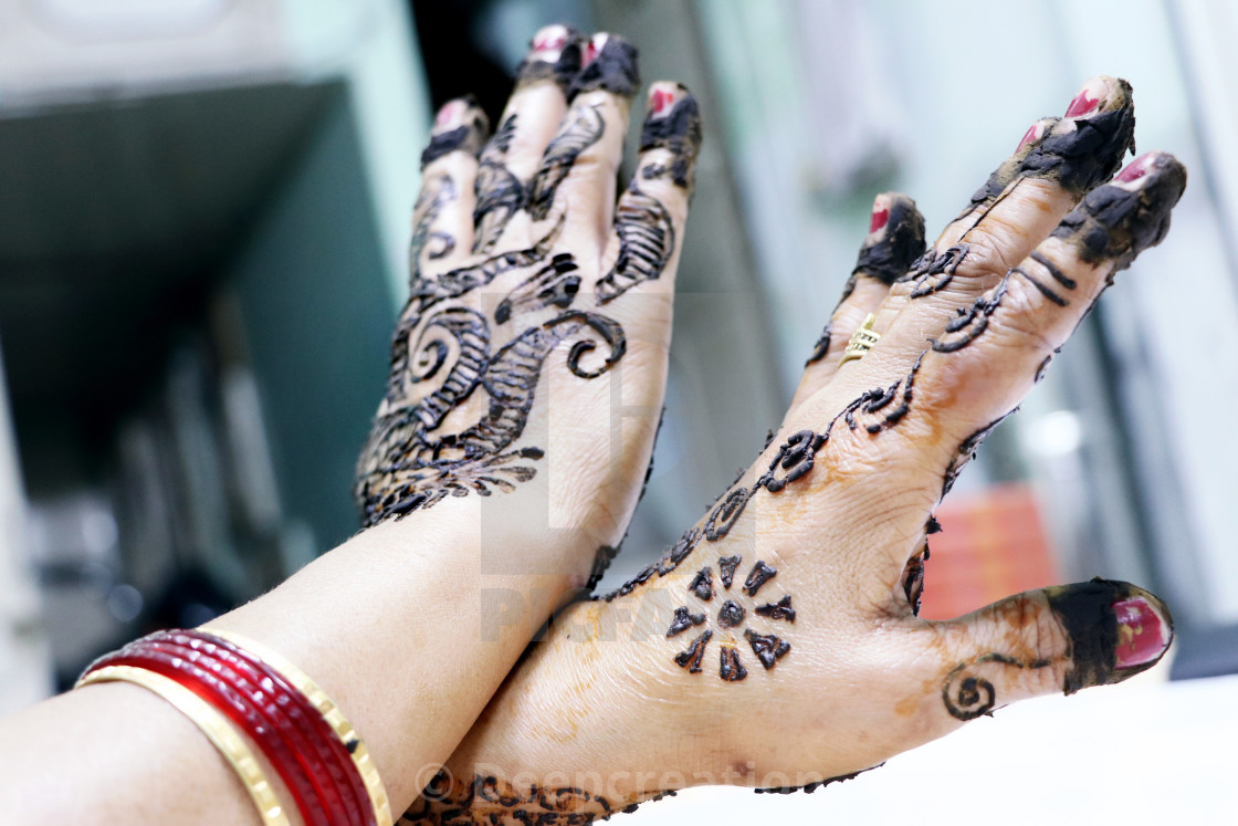 Popular Mehndi Designs for Hands or Hands painted with Mehandi ...