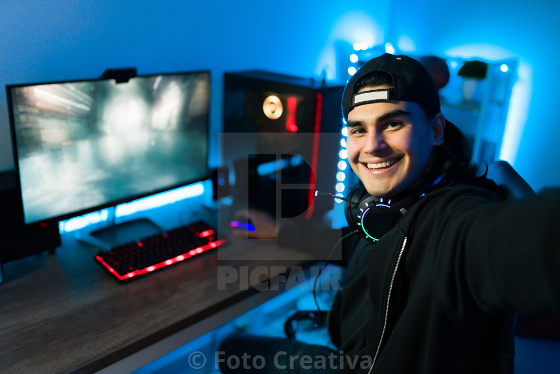 "Personal perspective of a gamer posting a photo on social media" by Foto Creativa - £3.80 "Personal perspective of a gamer posting a photo on social media" stock image