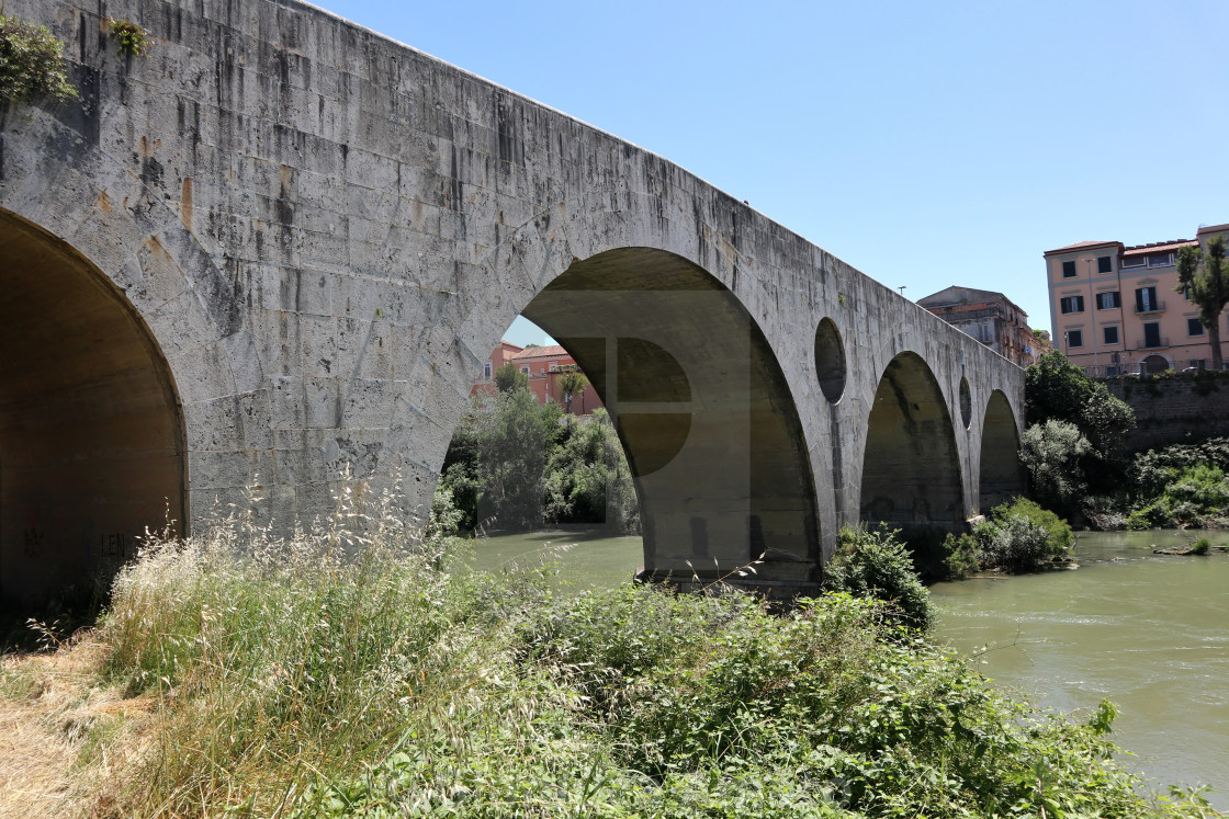 "Capua - Arcate del Ponte romano dalla riva del fiume Volturno" stock image