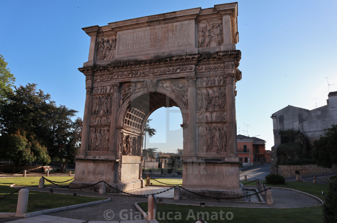 "Benevento - Arco Traiano la mattina presto" stock image