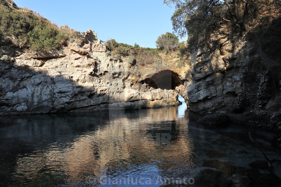 "Sorrento - Arco della spiaggia dei Bagni della Regina Giovanna" stock image