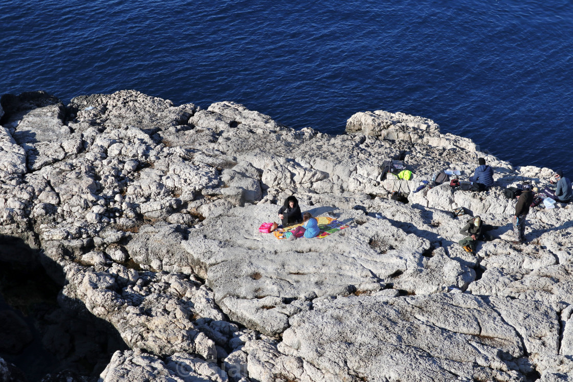 "Sorrento - Turisti sulla scogliera dei Bagni della Regina Giovanna" stock image