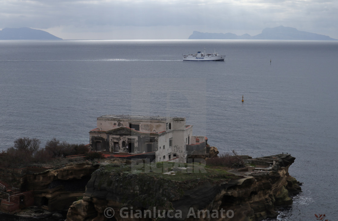 "Napoli - Traghetto e Isola di Gaiola dal Parco Archeologico di Pausilypon" stock image