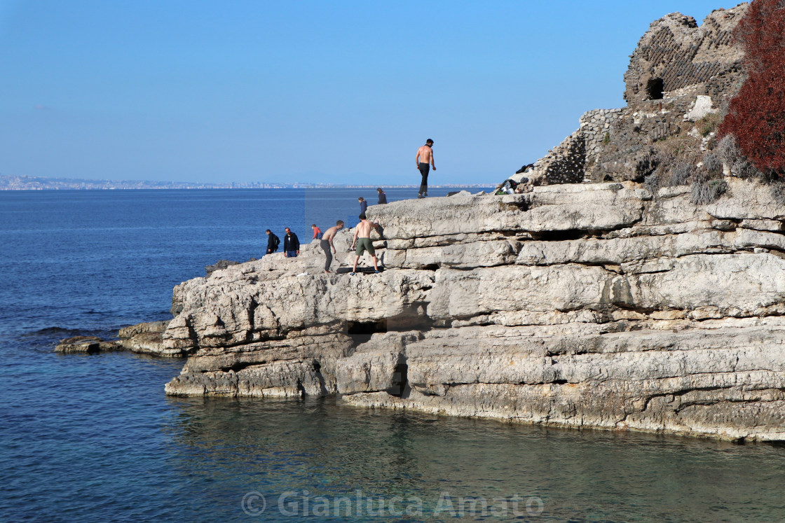 "Sorrento - Turisti sulla scogliera dei Bagni Regina Giovanna" stock image