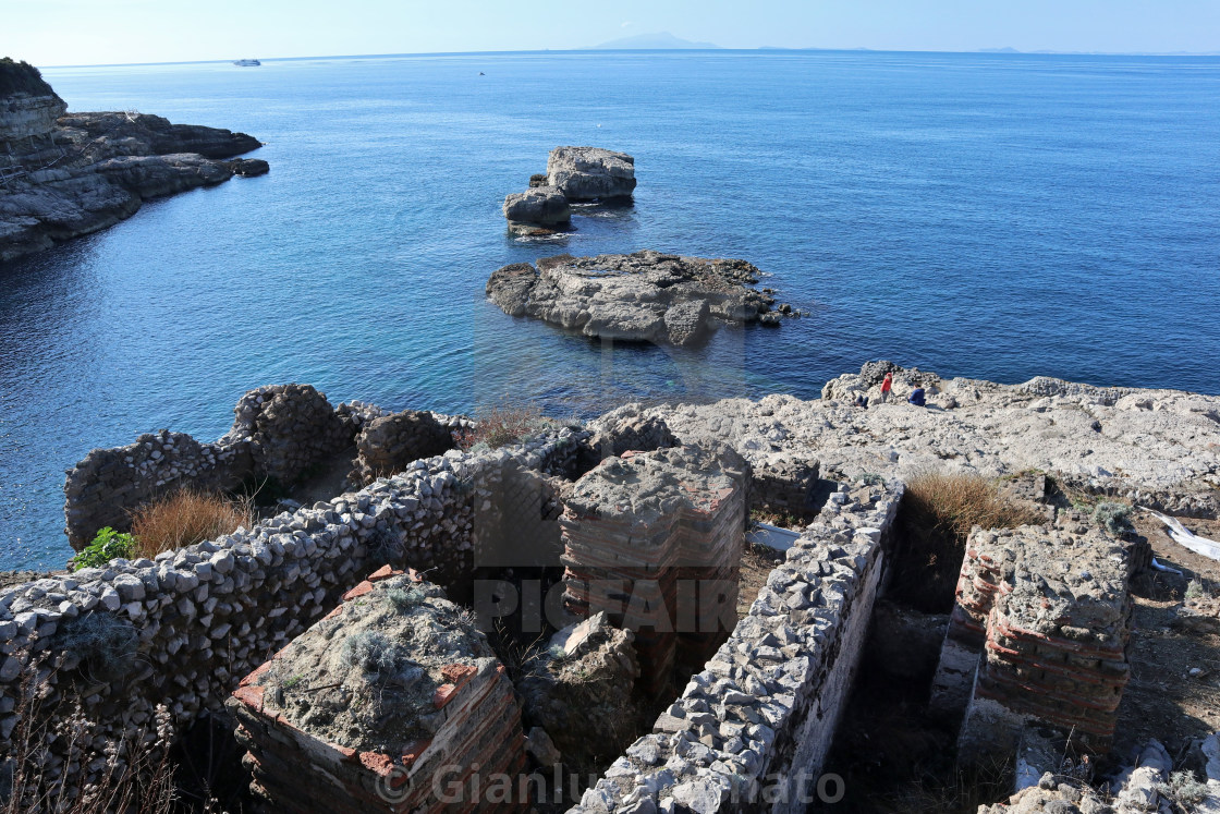 "Sorrento - Scorcio dei ruderi di Bagni Regina Giovanna" stock image