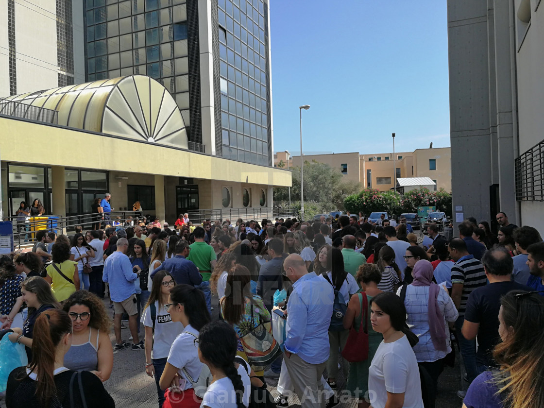 "Studenti in attesa al Politecnico di Bari" stock image