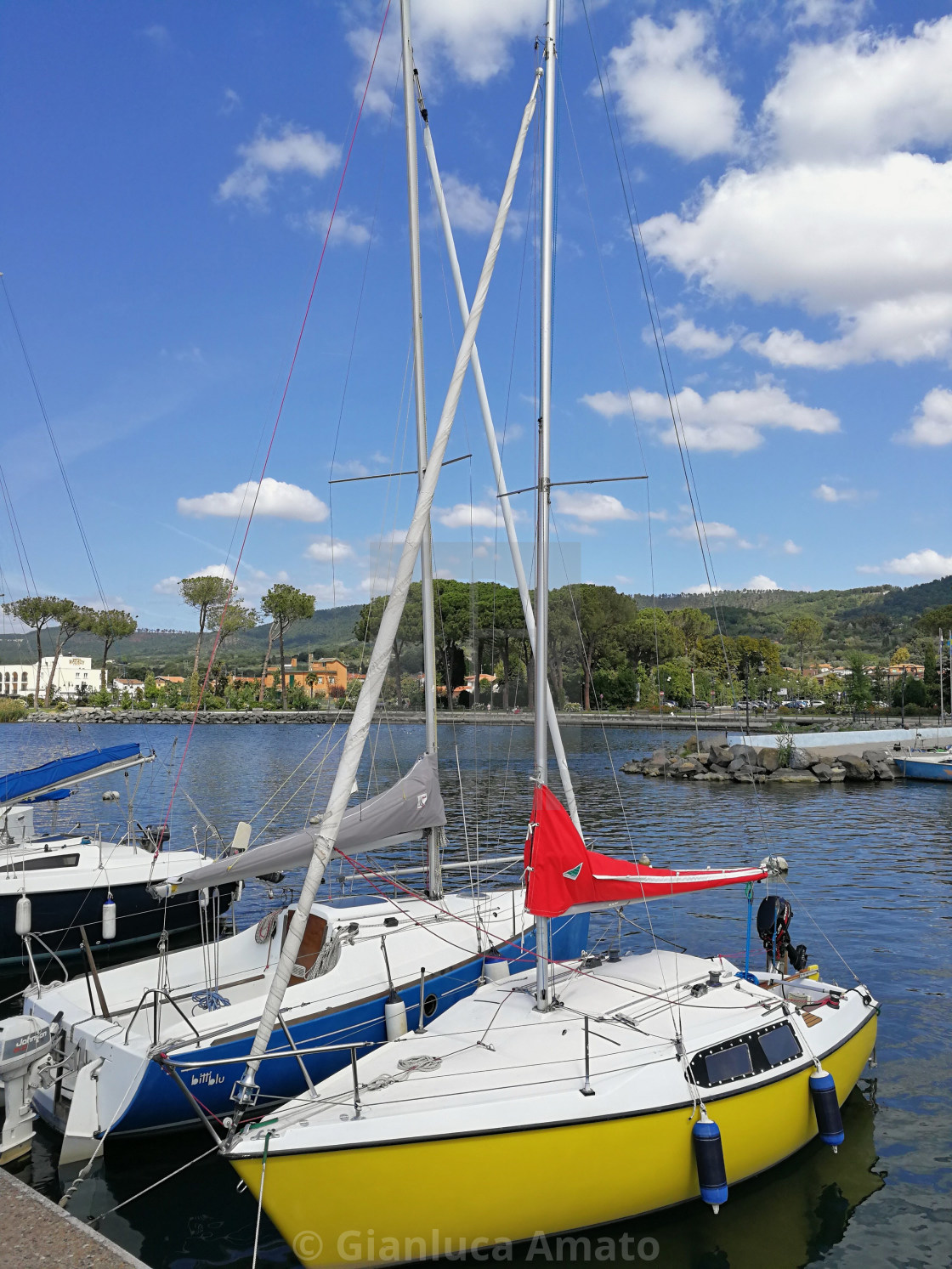 "Barca gialla al porto di Bolsena" stock image